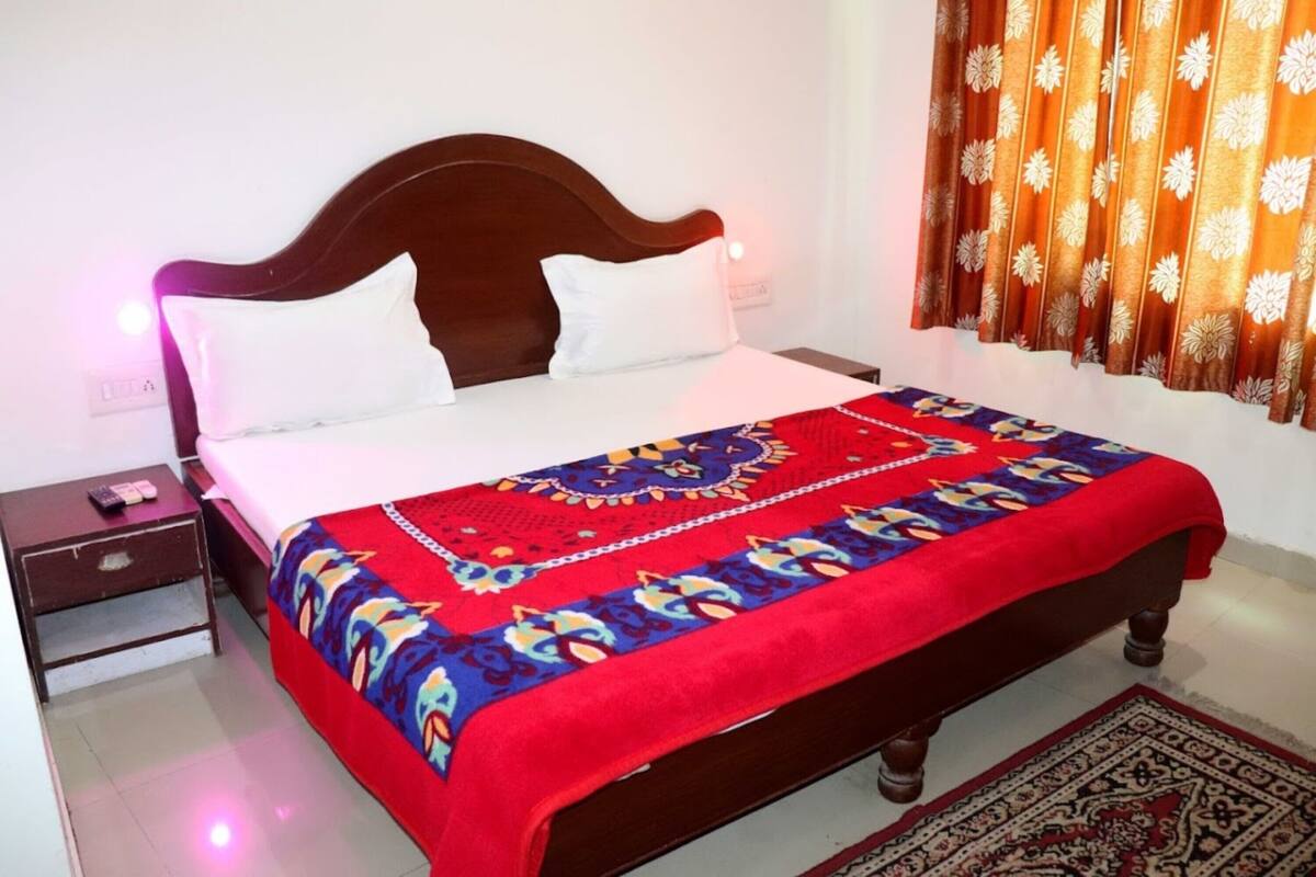 Escritorio, wifi gratis y ropa de cama