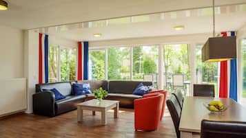 Smart TV, fireplace, DVD player