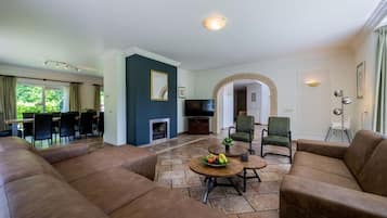 Smart TV, fireplace, DVD player