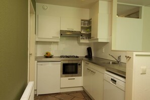 Mikrovågsugn, spishäll, diskmaskin och kaffe- och tebryggare