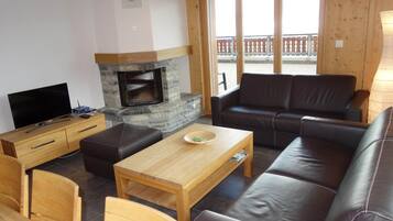 Smart TV, fireplace, DVD player