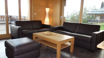 Smart TV, fireplace, DVD player