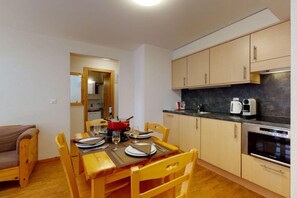 Jääkaappi, mikroaaltouuni, liesi, astianpesukone