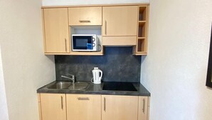 Coffee/tea maker, fridge, microwave, oven - Apartment near Piste de Tracouet (Haute-Nendaz)