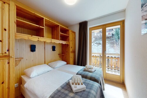 Apartment on floor four with balcony