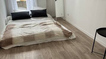 2 bedrooms, iron/ironing board, WiFi, bed sheets