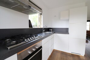 Réfrigérateur, micro-ondes, plaque de cuisson, lave-vaisselle