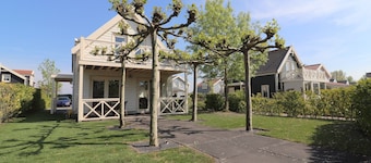 Bungalow in South Holland by the Water