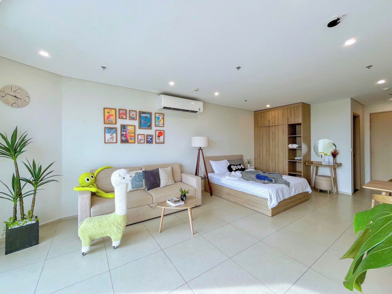 Una sala de estar moderna con un sofá, una mesa de centro, una cama y una lámpara.