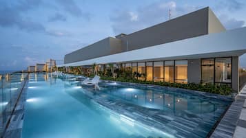 2 outdoor pools