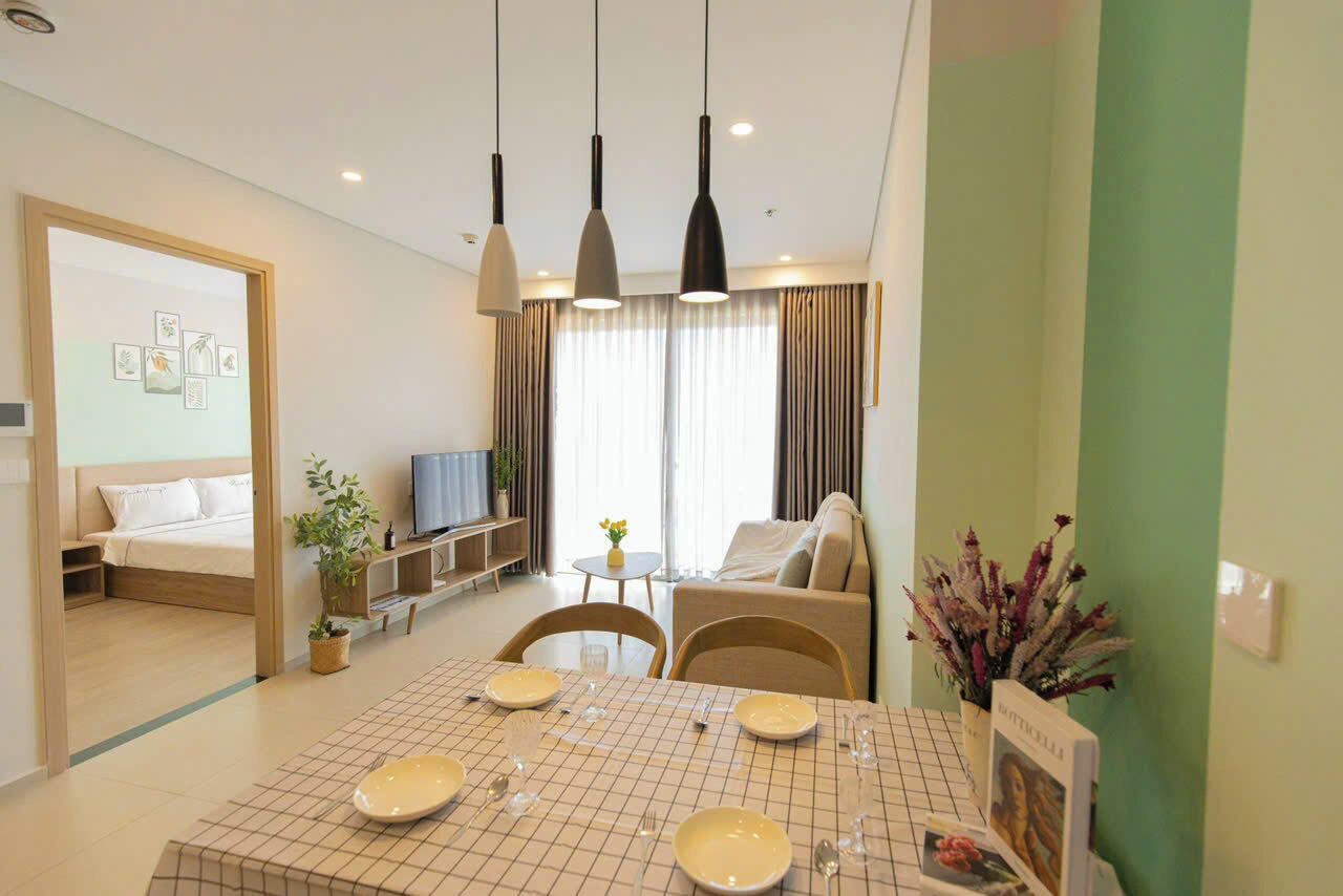 Une chambre d’hôtel comprenant un coin repas, un lit, une télévision et un canapé.