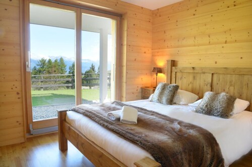 Tranquil chalet with balcony