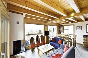 Smart TV, fireplace, DVD player