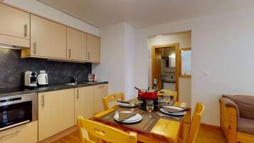 Refrigerador, microondas, placa de cocina, lavavajillas