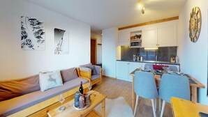A modern apartment with a living room, kitchen, and dining area. - Appealing apartment with balcony (Haute-Nendaz)