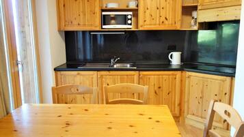 KĂŒhlschrank, Mikrowelle, Ofen, Herdplatte