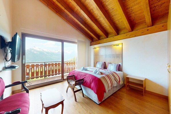 5 bedrooms, desk, WiFi