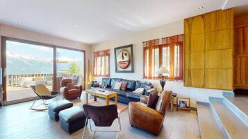 Smart TV, fireplace, DVD player, stereo