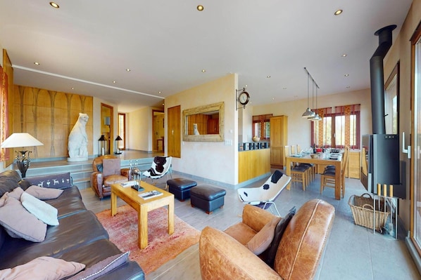 Fernseher, Kamin, DVD-Player, Stereoanlage