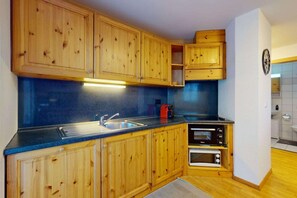 Refrigerador, microondas, parrilla de estufa y lavavajillas 
