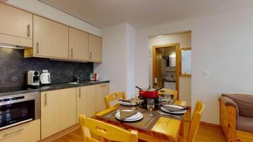 Coffee/tea maker, fridge, microwave, stovetop