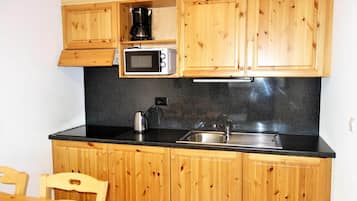 Refrigerador, microondas, placa de cocina, lavavajillas