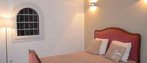 3 عدّة غرف نوم ومكواة/لوح كي وواي فاي وملاءات أسرّة