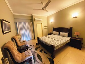 2 habitaciones, escritorio, tabla de planchar con plancha y wifi 