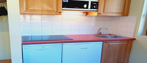 冷蔵庫、電子レンジ、コンロ、食器洗い機