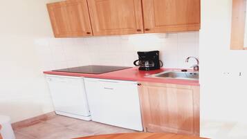 KĂŒhlschrank, Mikrowelle, Herdplatte, GeschirrspĂŒler