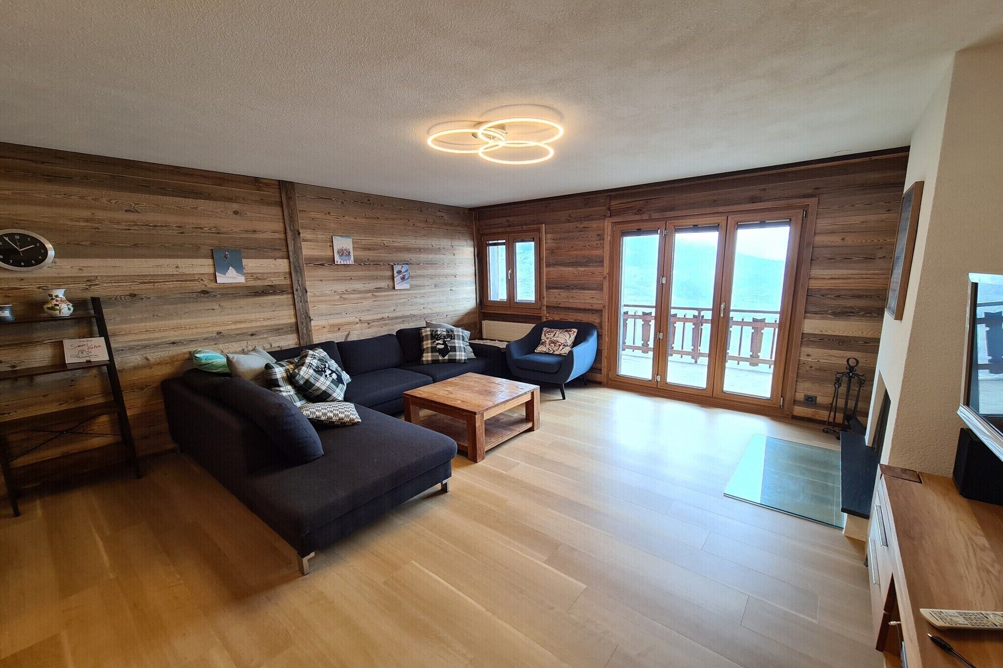 Een smart-tv en een open haard