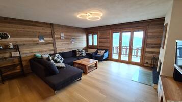 Een smart-tv en een open haard