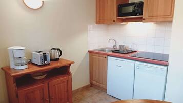 Réfrigérateur, micro-ondes, plaque de cuisson, lave-vaisselle