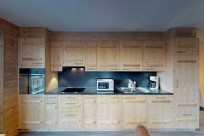 Frigorífico, microondas, horno y placa de cocina