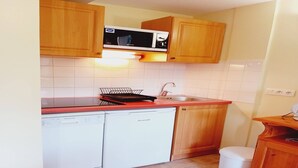 Wasserkocher mit Kaffee-/Teezubehör, Kühlschrank, Mikrowelle, Ofen