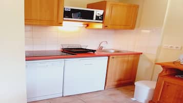 Jääkaappi, mikroaaltouuni, uuni, liesi