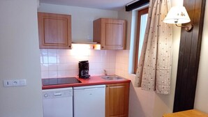 Coffee/tea maker, fridge, microwave, stovetop - Apartment in Northern Alps with balcony (Val Cenis)