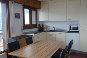 Een koelkast, een oven, een kookplaat, een vaatwasser