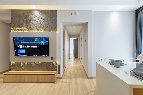 Newly Renovated 2BR Apt and Direct Mall Access