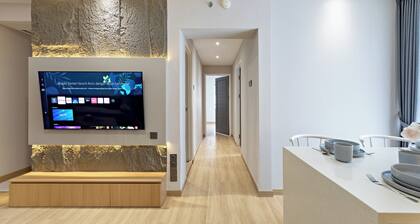 Newly Renovated 2BR Apt and Direct Mall Access