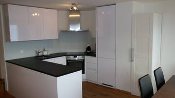 Kühlschrank, Ofen, Geschirrspüler, Wasserkocher mit Kaffee-/Teezubehör