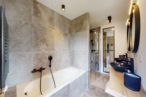 Douche, sèche-cheveux