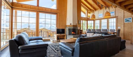 Una Smart TV, una chimenea, un reproductor de DVD