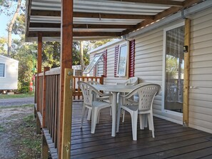 Outdoor dining - The Mobil home de 4 4m² (Les Mathes)