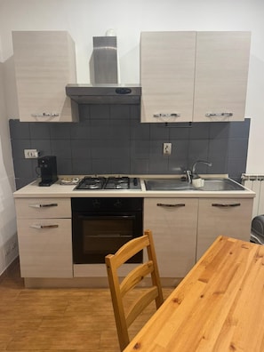 Fridge, oven, stovetop, coffee/tea maker