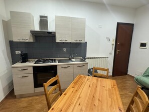 Fridge, oven, stovetop, coffee/tea maker