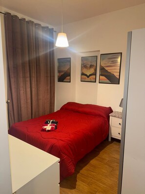 1 dormitori, planxa i posts de planxar, wifi i roba de llit