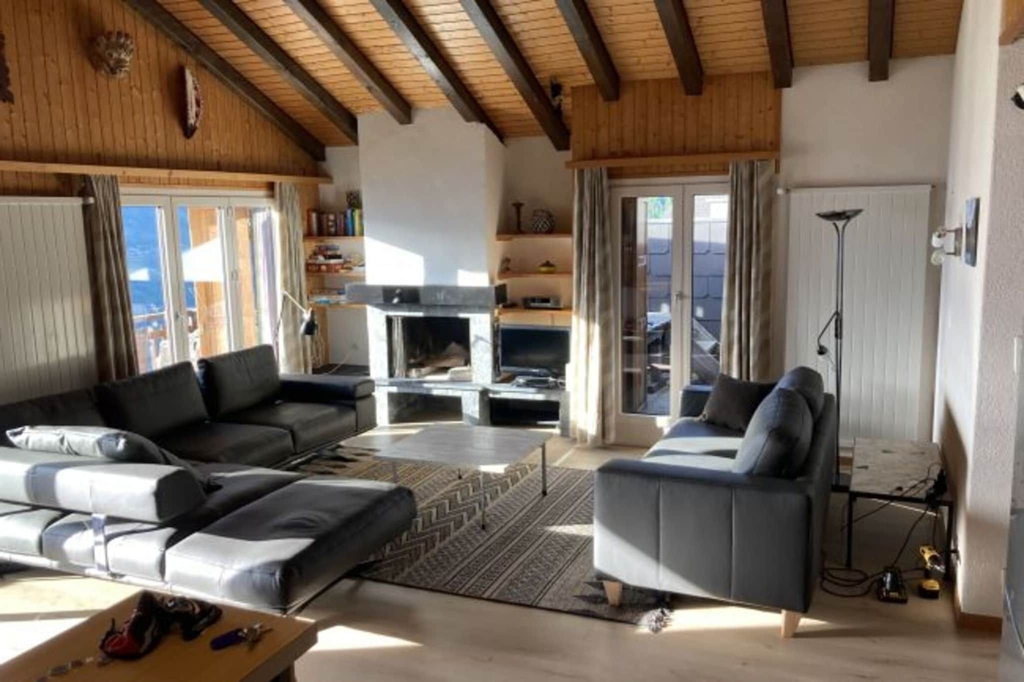 Smart-tv, een open haard en een dvd-speler