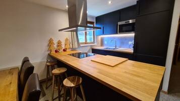 Een koelkast, een microgolfoven, een oven, een kookplaat