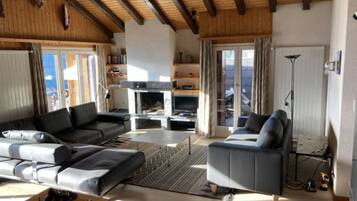 Smart-tv, een open haard en een dvd-speler